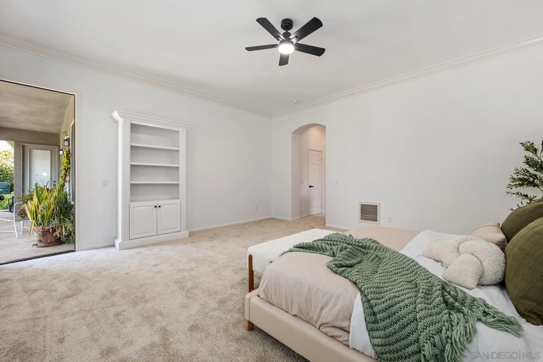 2551 Douglaston Gln