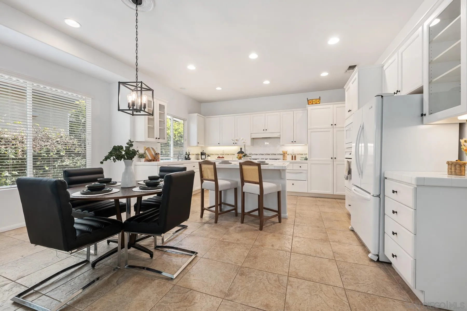 2551 Douglaston Gln