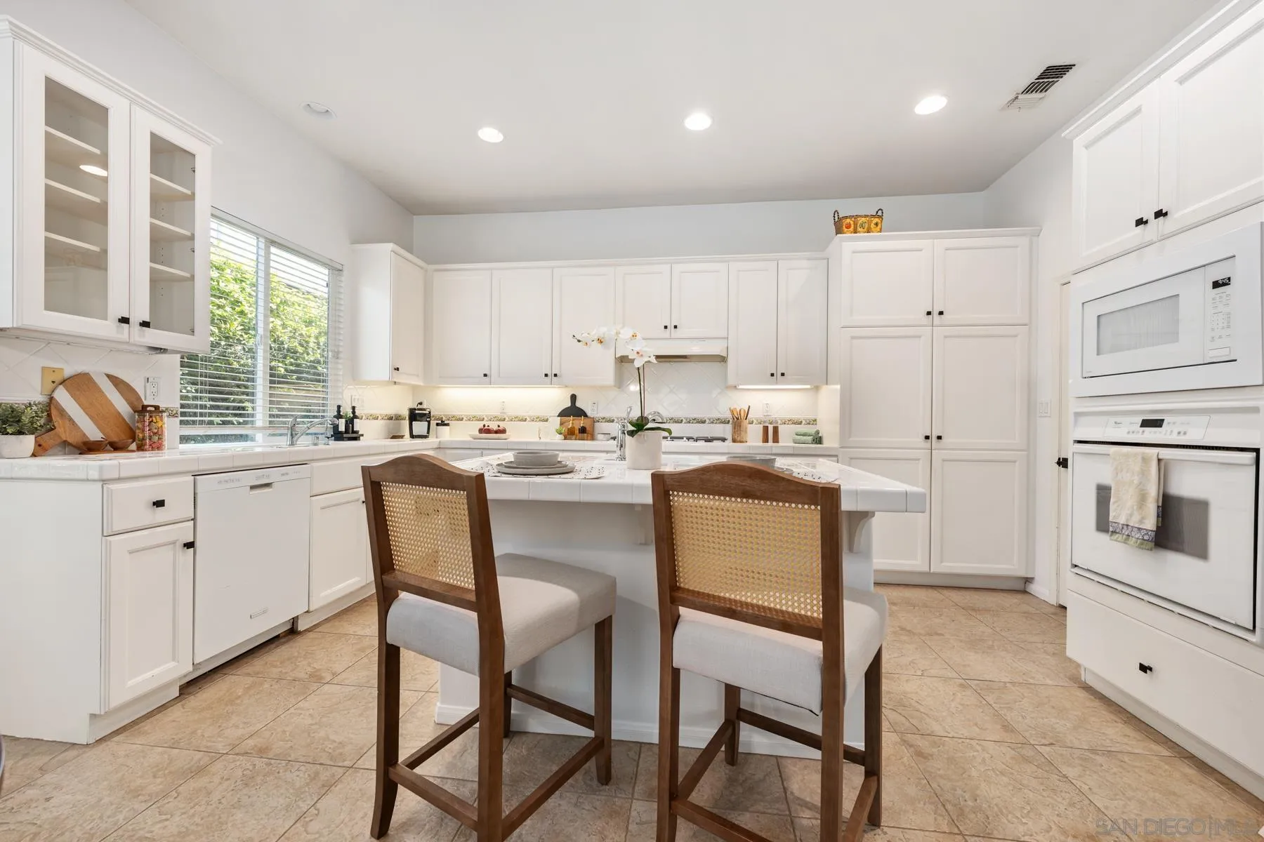 2551 Douglaston Gln