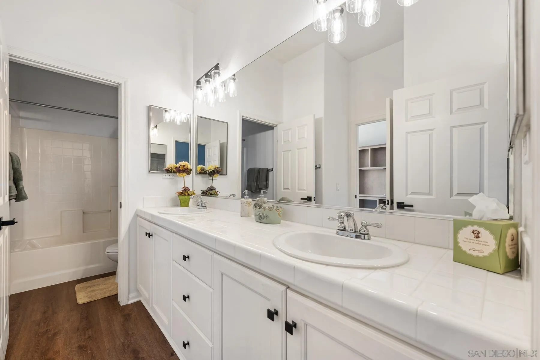 2551 Douglaston Gln