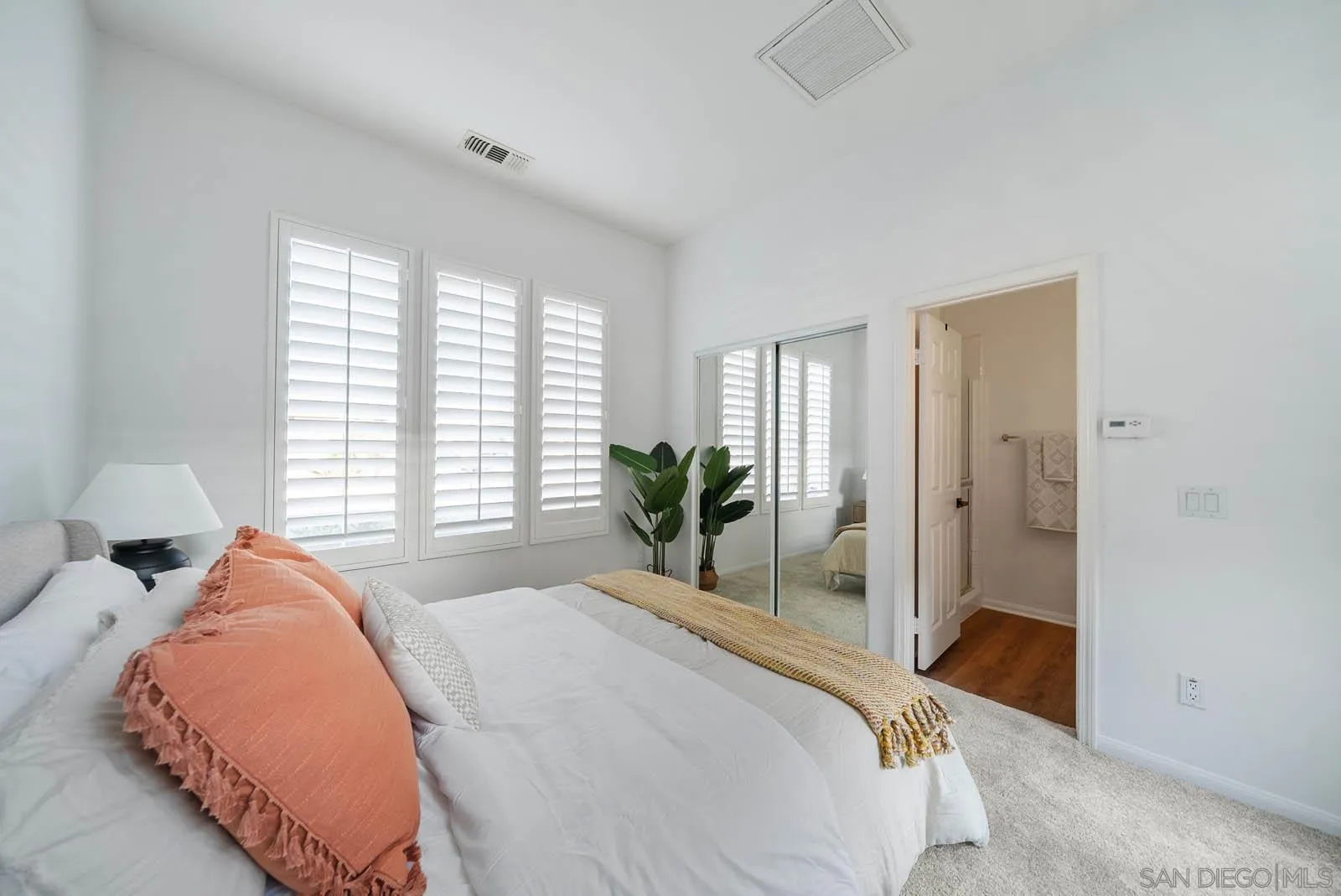 2551 Douglaston Gln