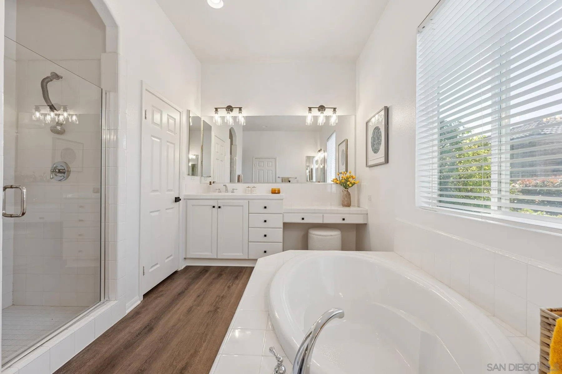 2551 Douglaston Gln
