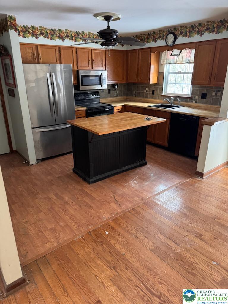 1739 Wendy Lane