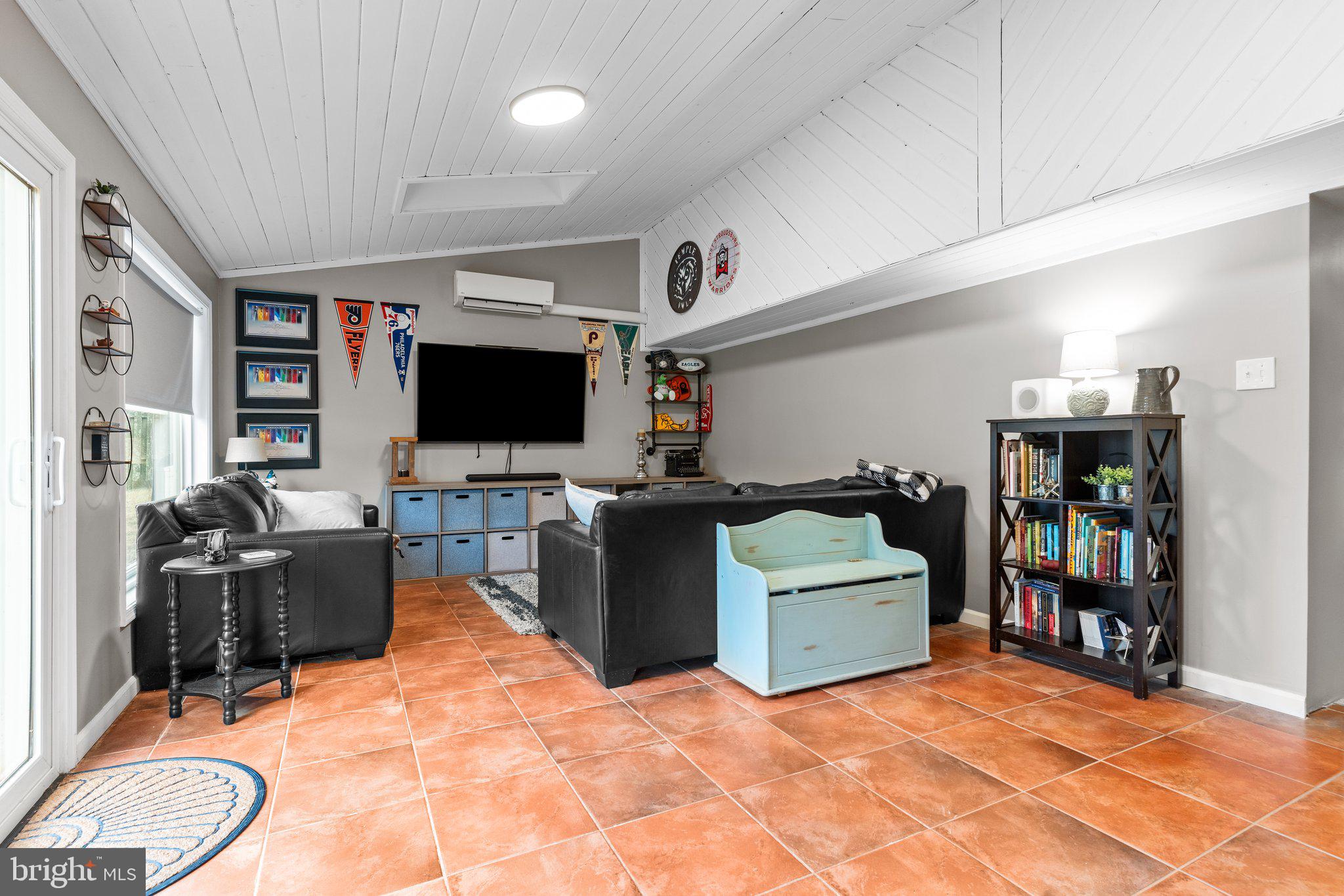1833 SADDLE DRIVE