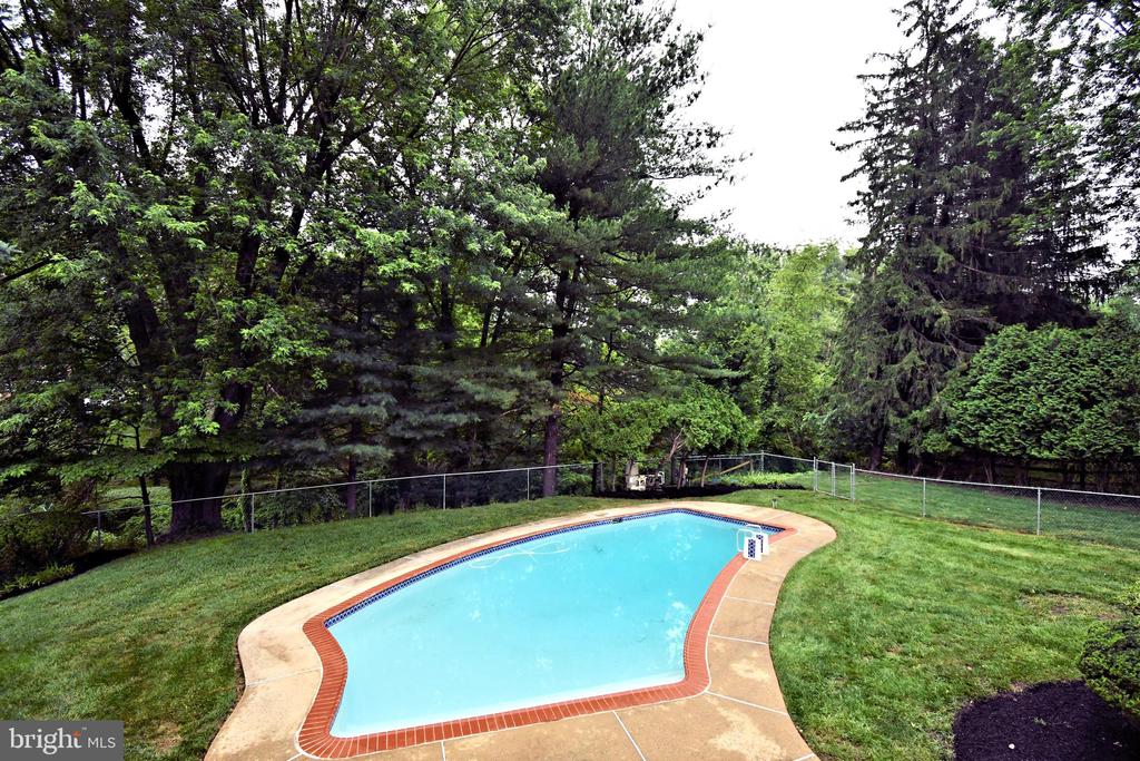 40 BROOKSIDE DRIVE