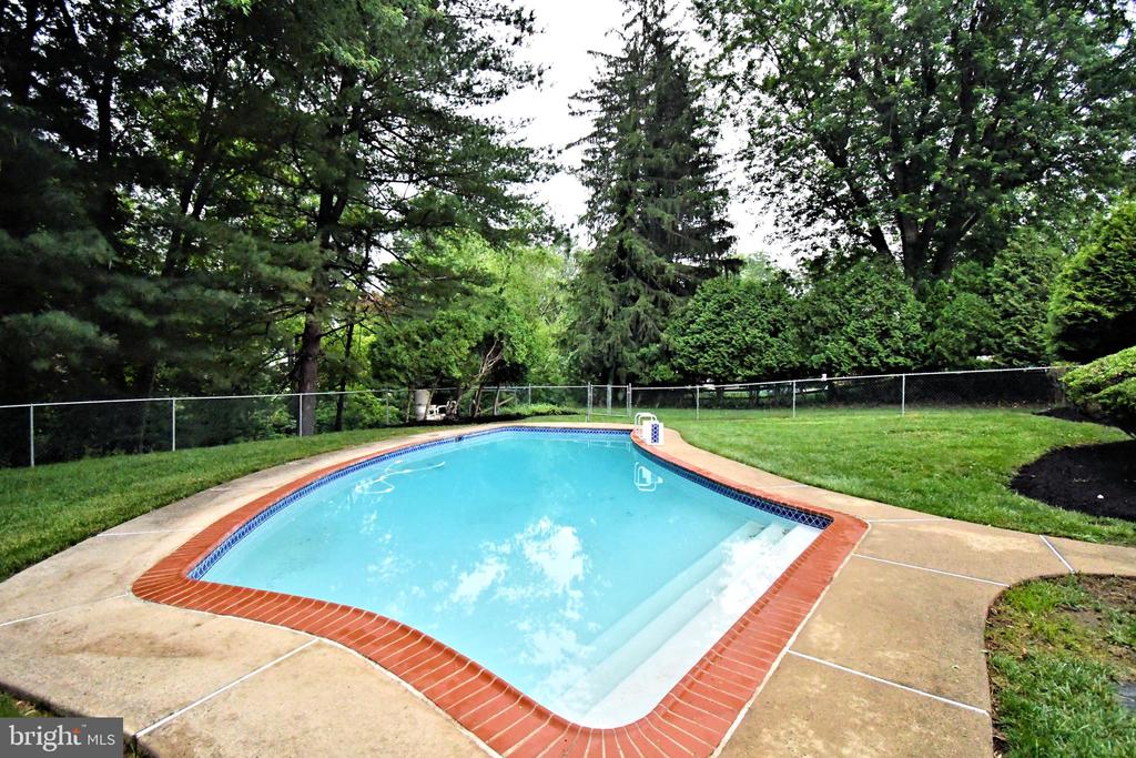 40 BROOKSIDE DRIVE