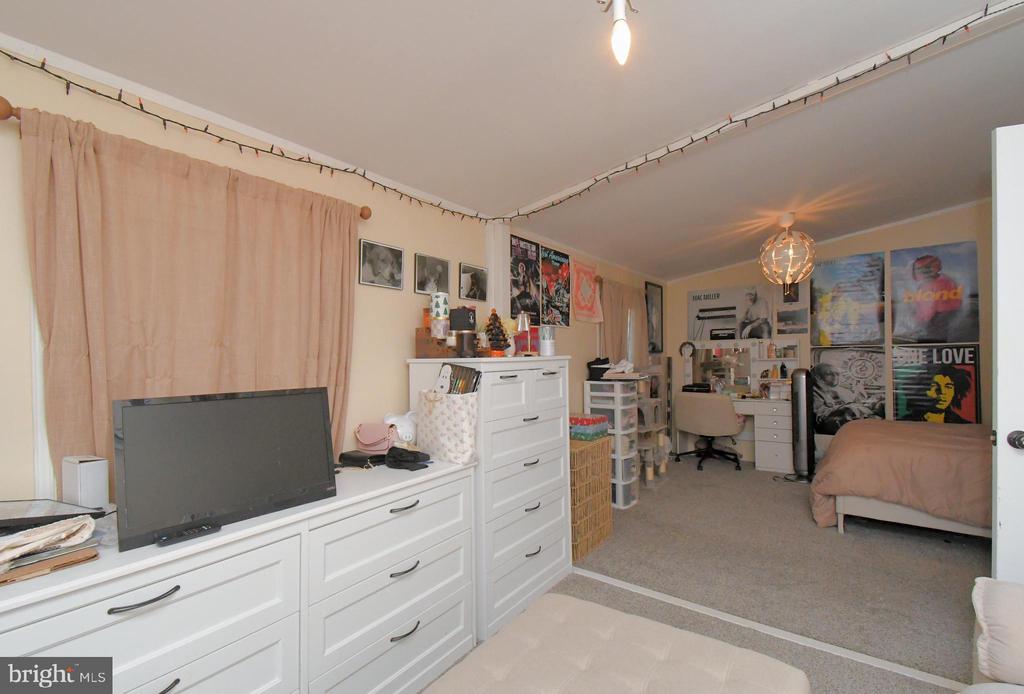 156 VAUX DRIVE