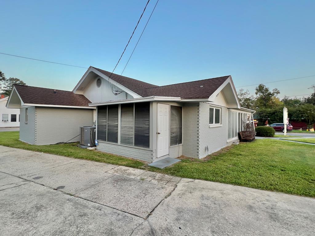 207 W W Main St