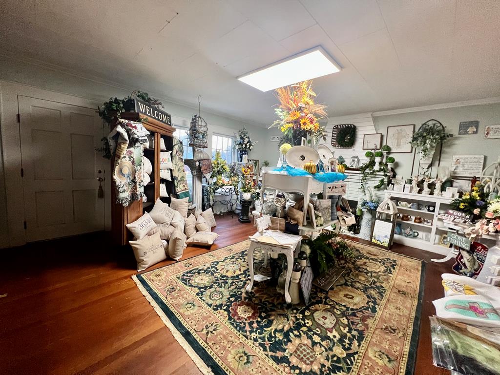 207 W W Main St