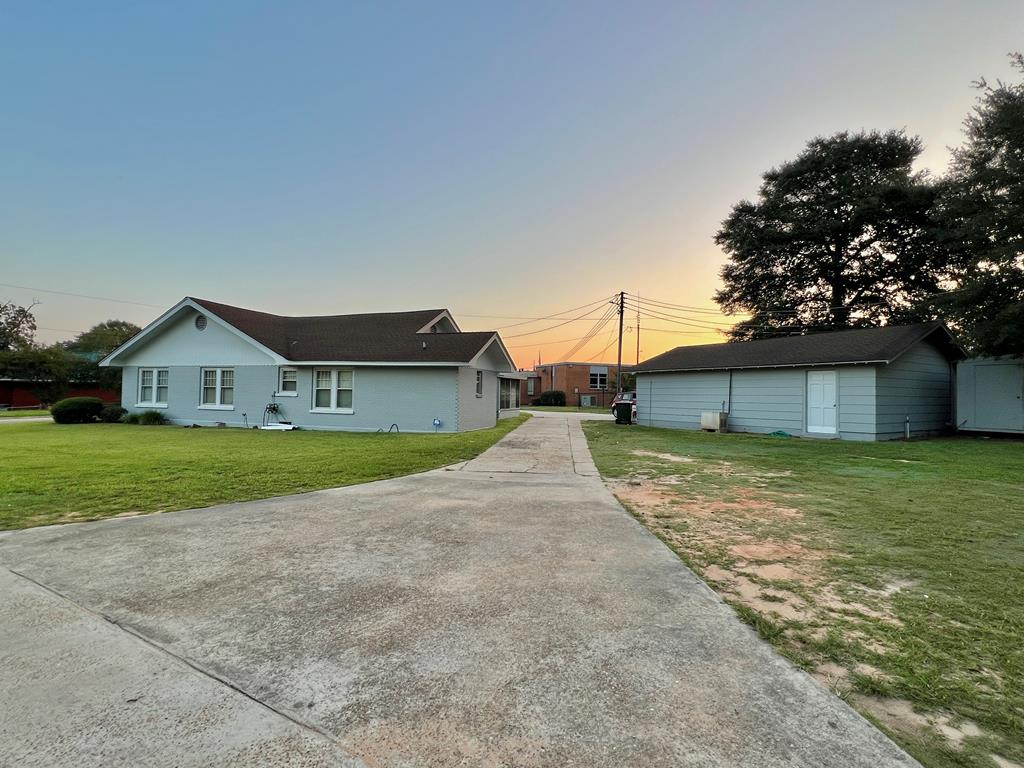 207 W W Main St