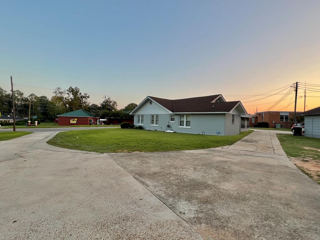 207 W W Main St