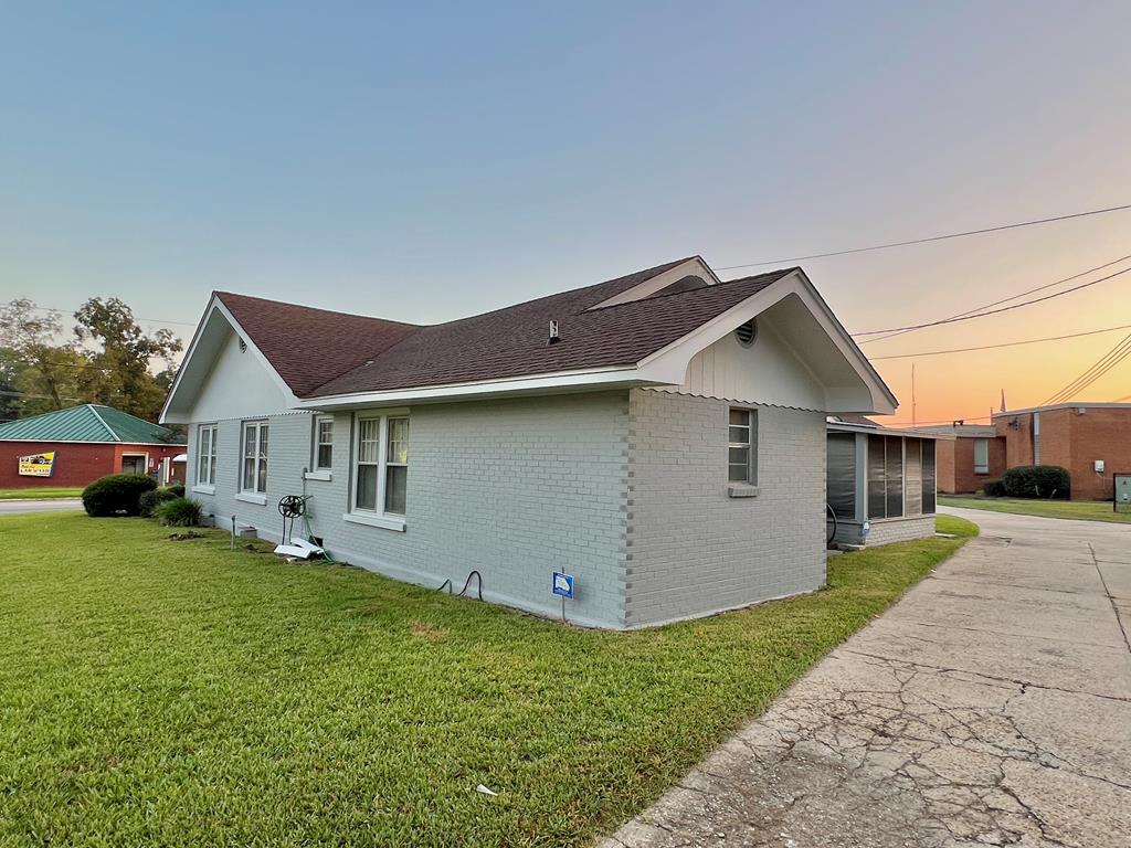 207 W W Main St
