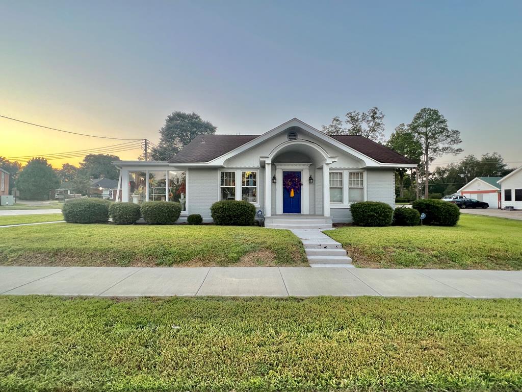 207 W W Main St