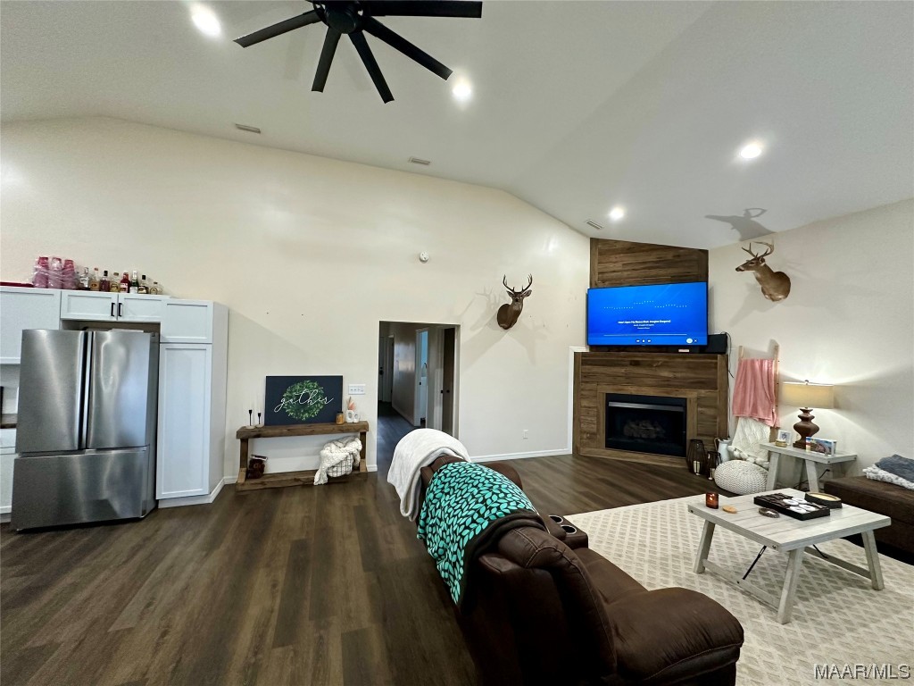 6583 E State Highway 52 .