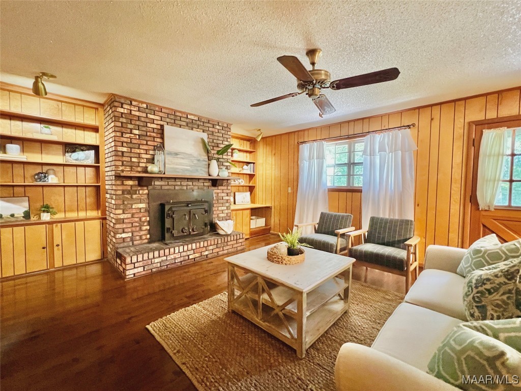 702 W Hemlock Avenue
