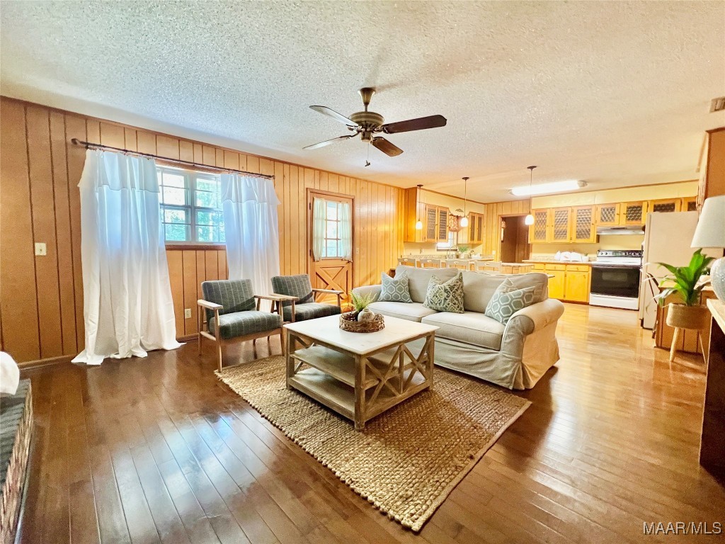 702 W Hemlock Avenue