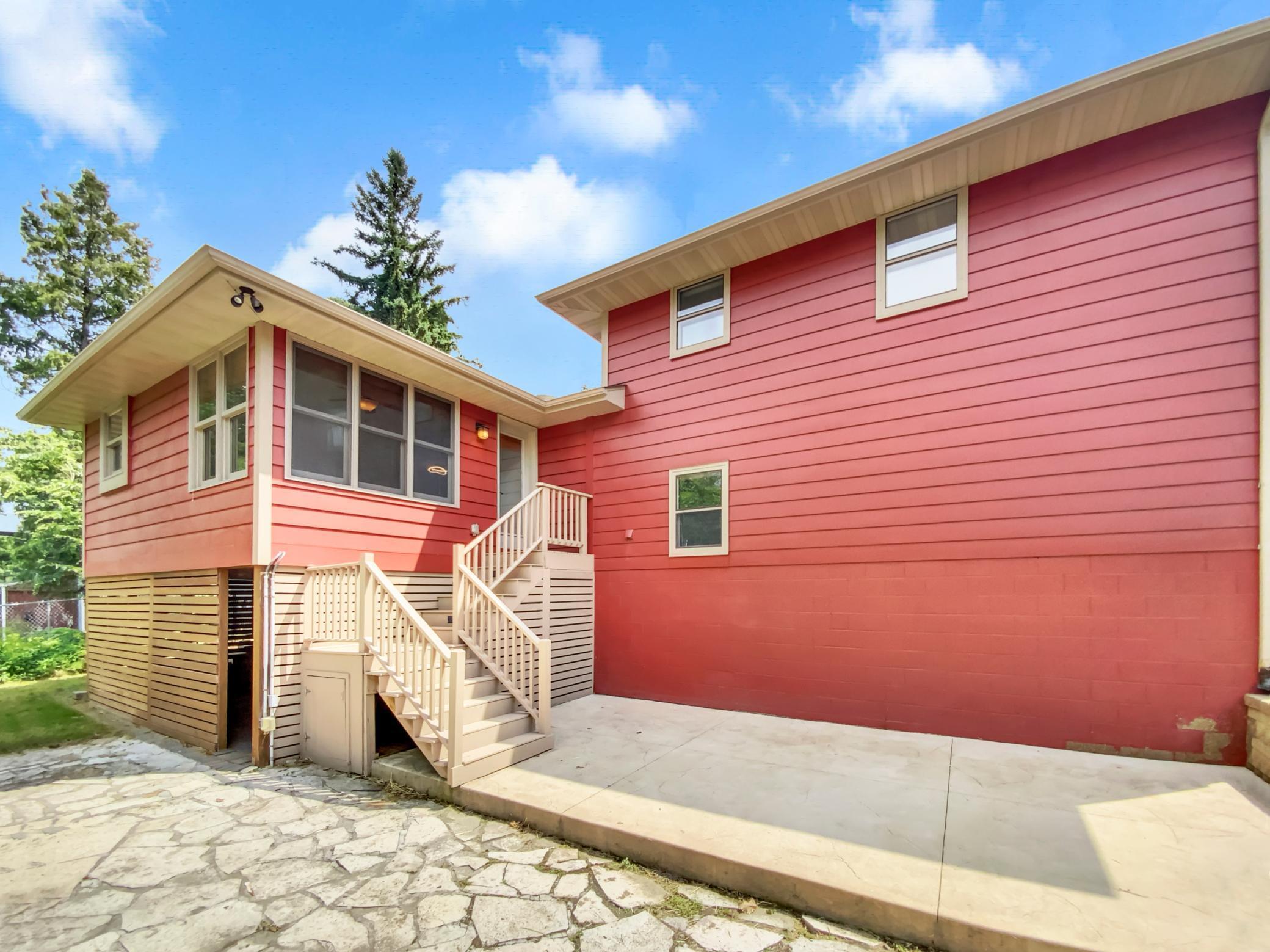 706 Greenvale Avenue W