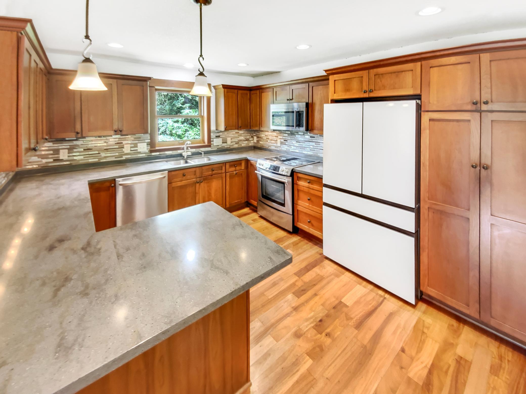 706 Greenvale Avenue W