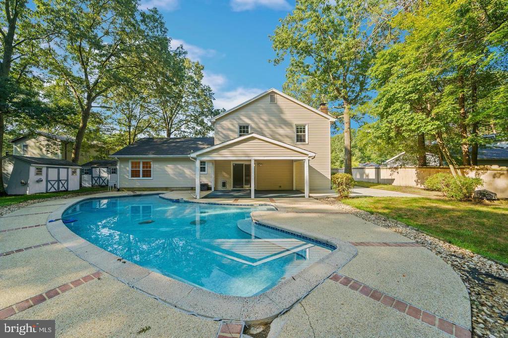2811 PINEWOOD DRIVE