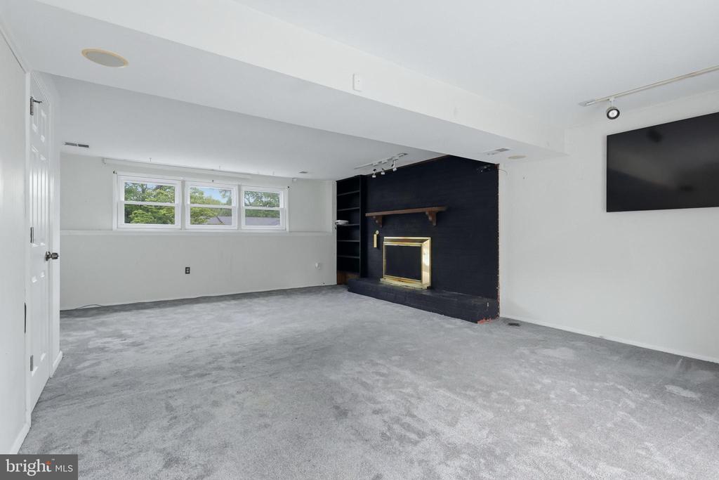 5418 LUCY DRIVE