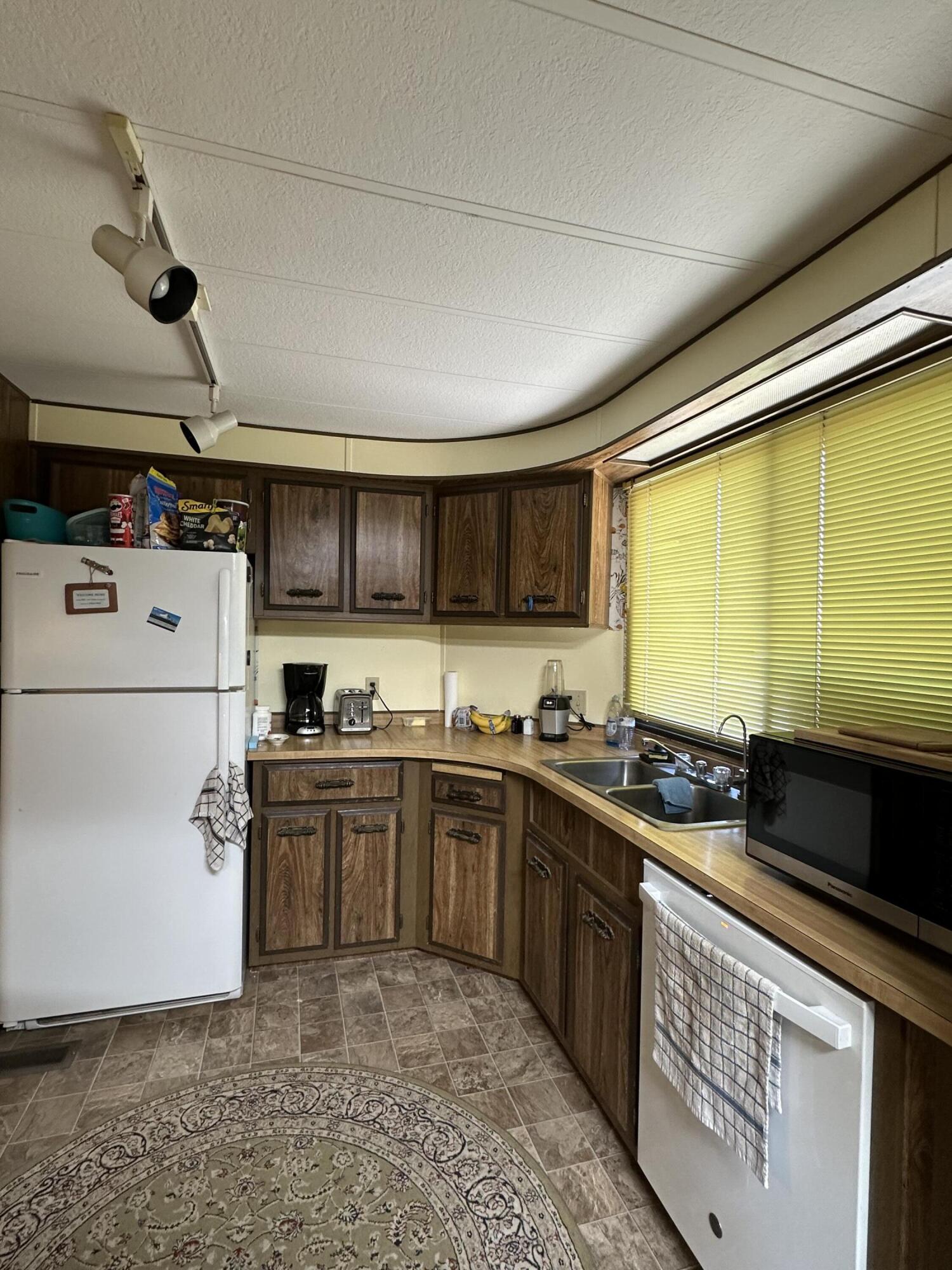 1112 SW Highway 97, 48