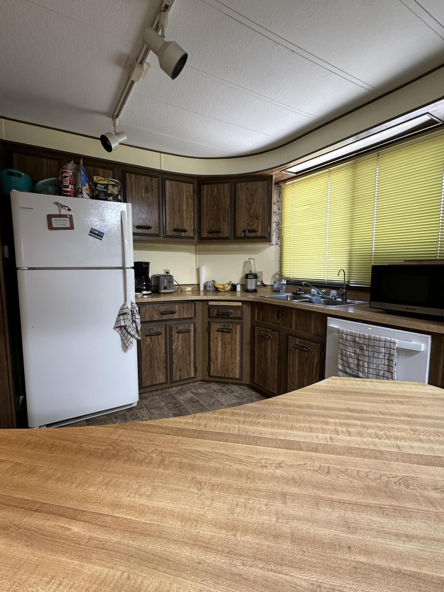 1112 SW Highway 97, 48