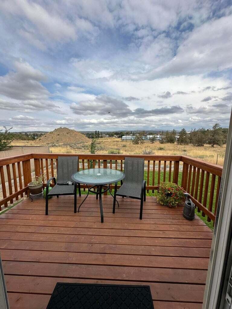 689 SW Cedar Hill Drive