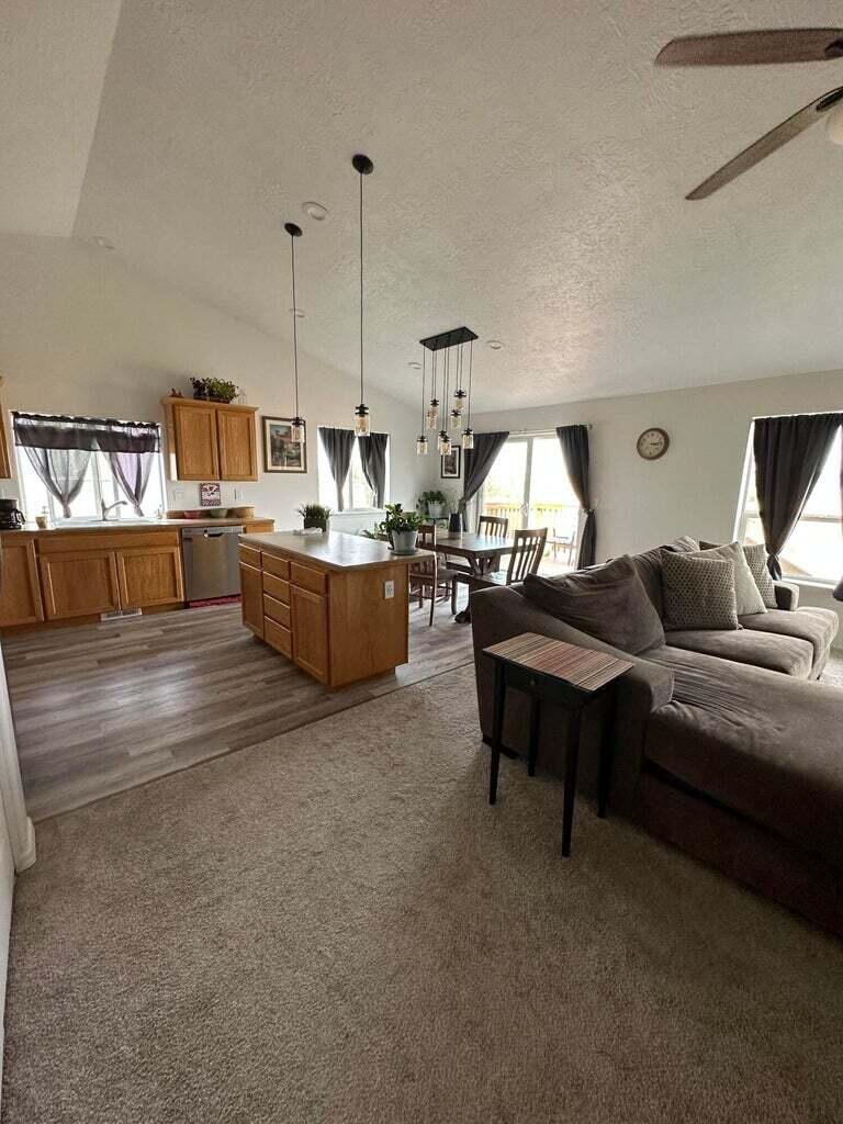 689 SW Cedar Hill Drive