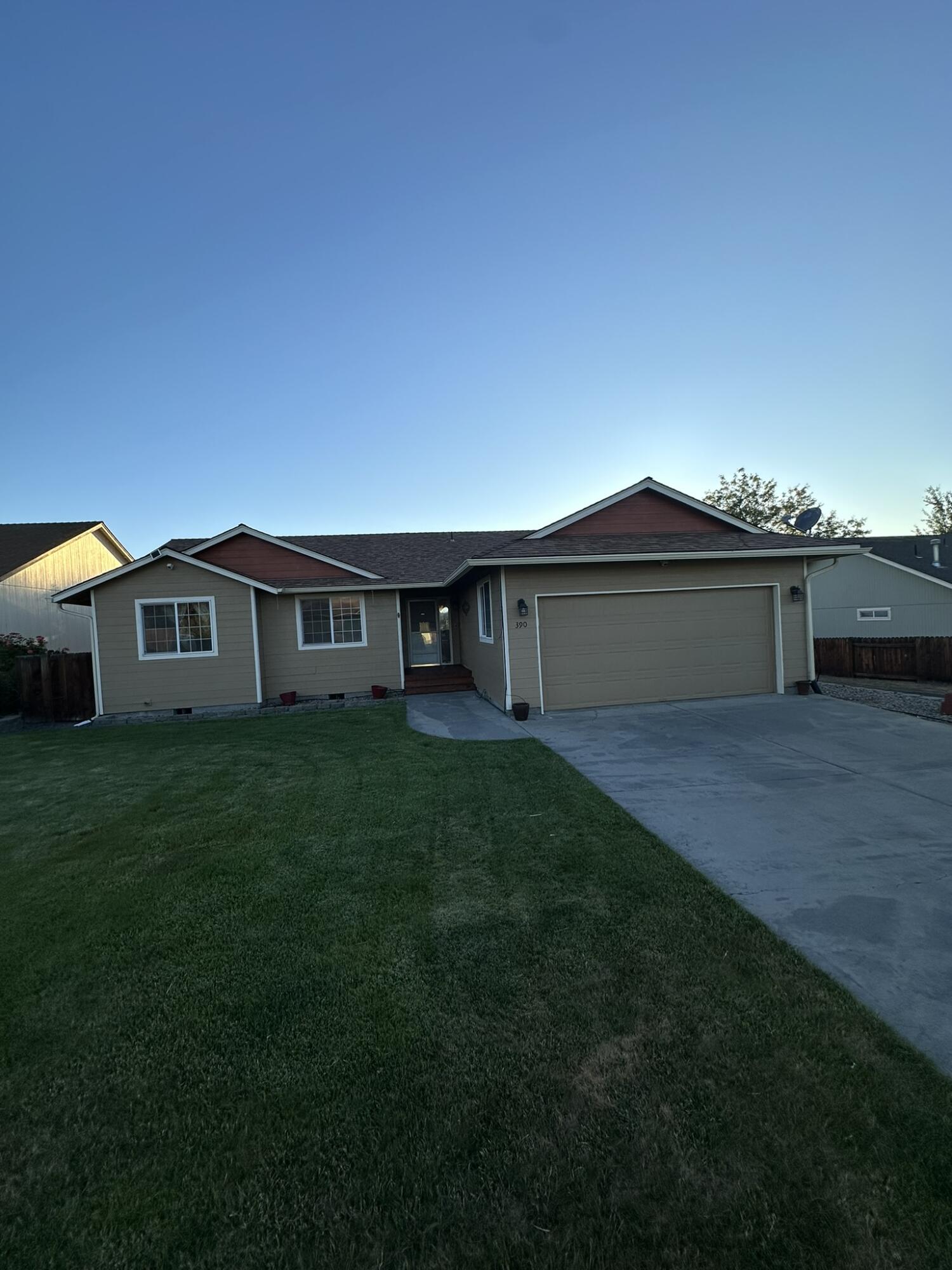 390 NE Hillcrest Street