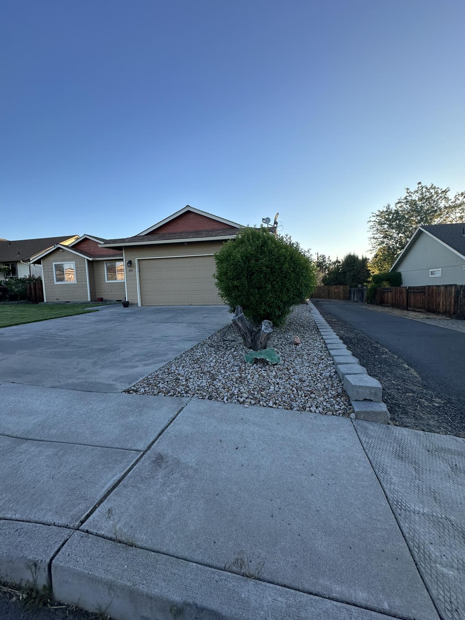 390 NE Hillcrest Street
