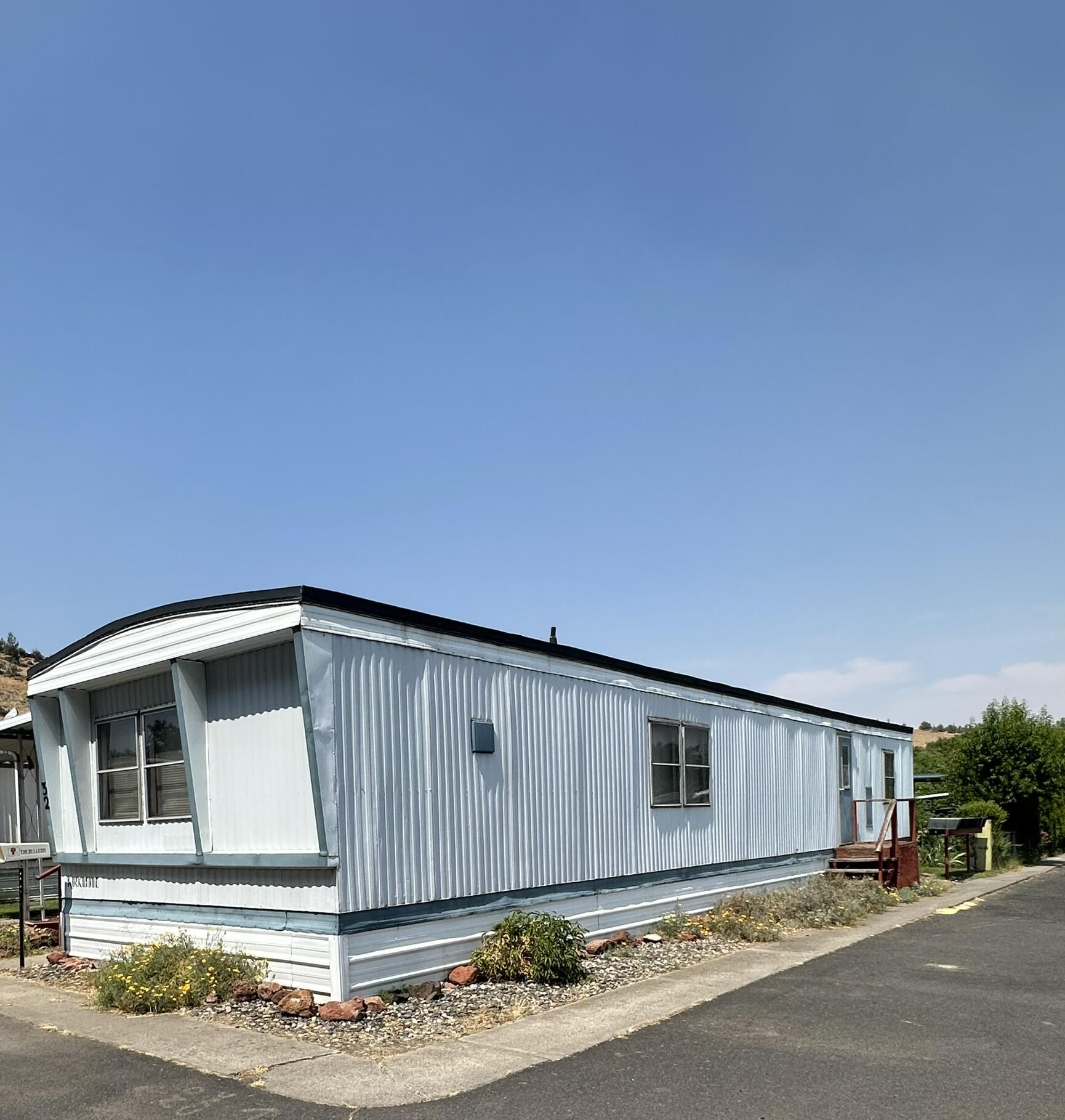 200 SW D Street, 32