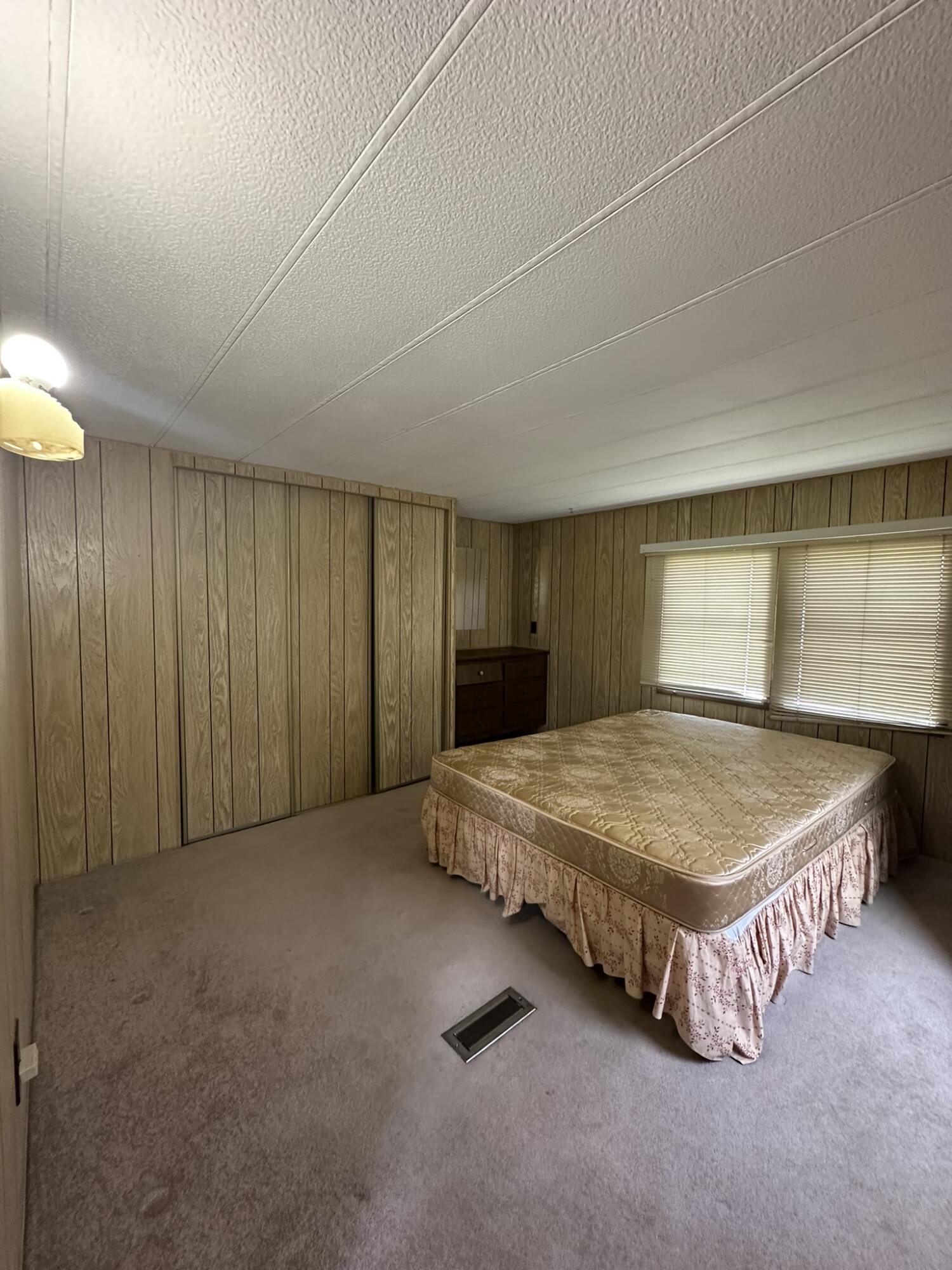 200 SW D Street, 32