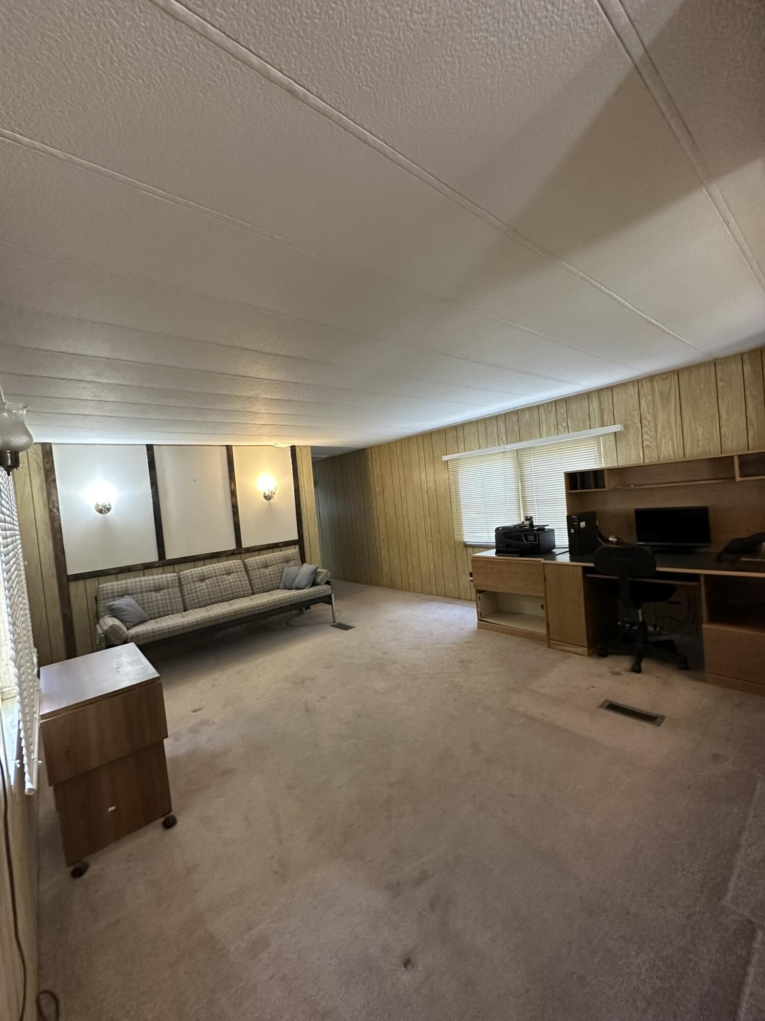200 SW D Street, 32