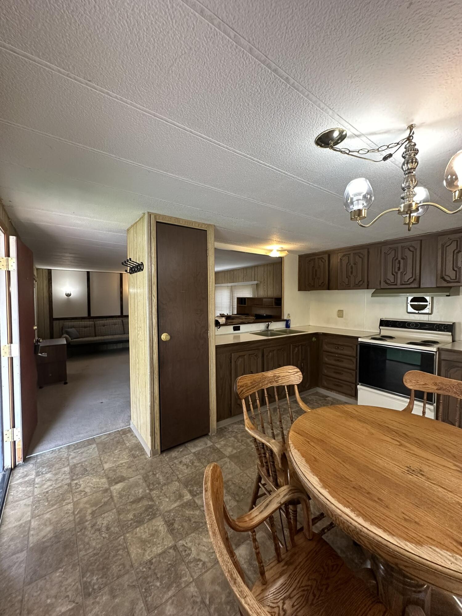 200 SW D Street, 32