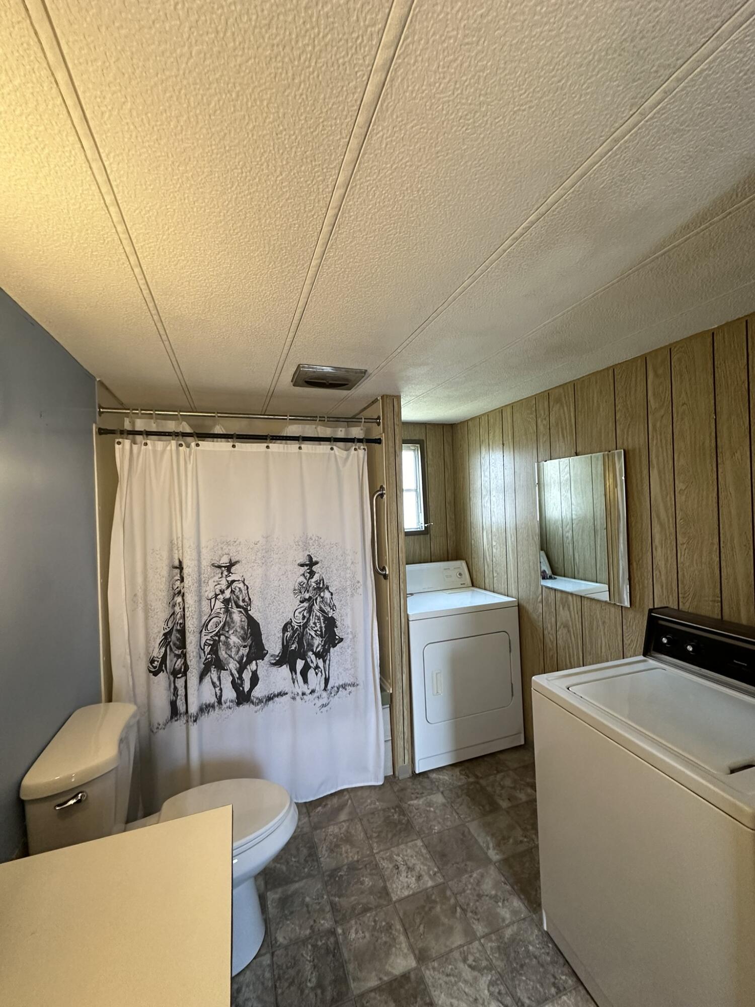 200 SW D Street, 32