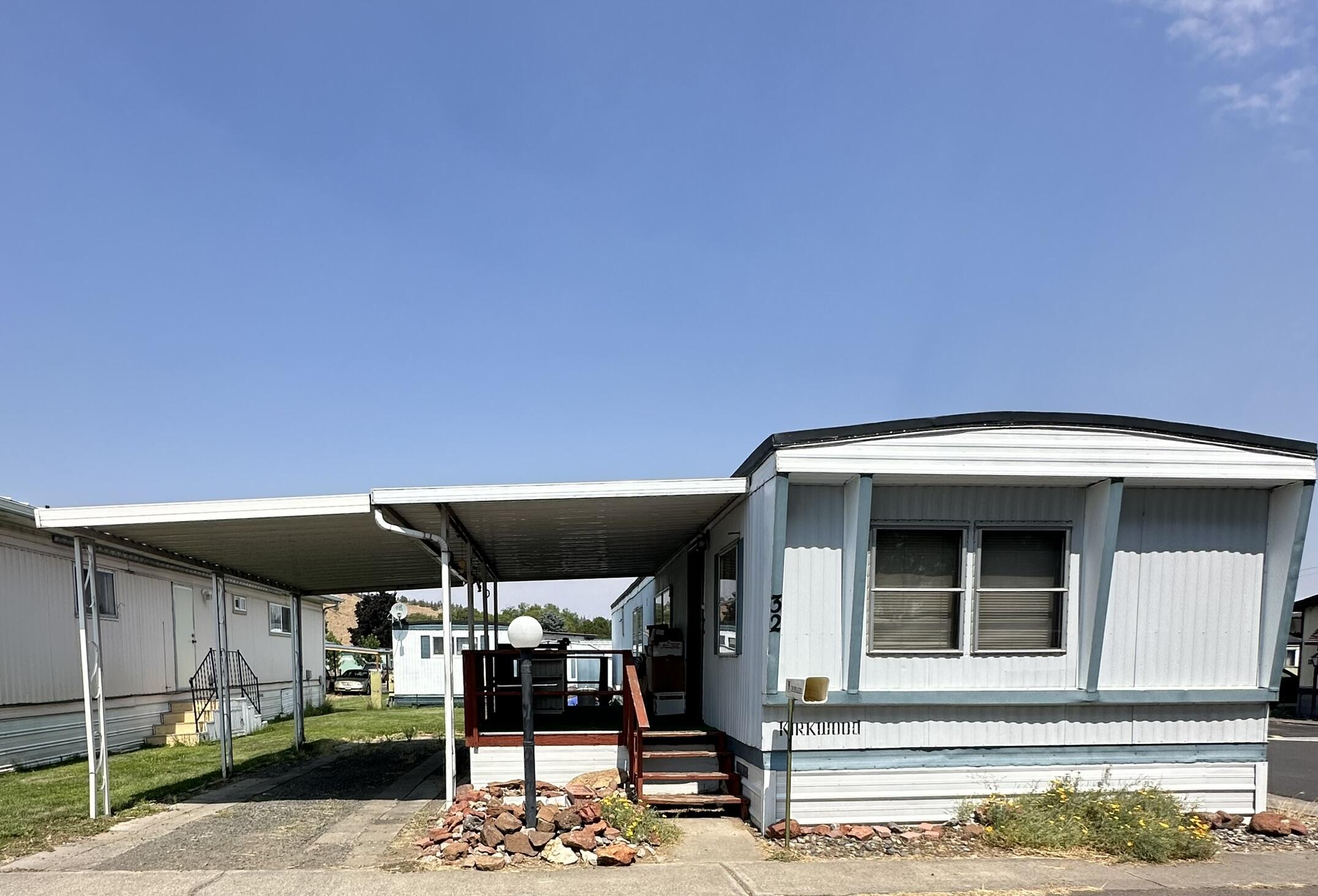 200 SW D Street, 32