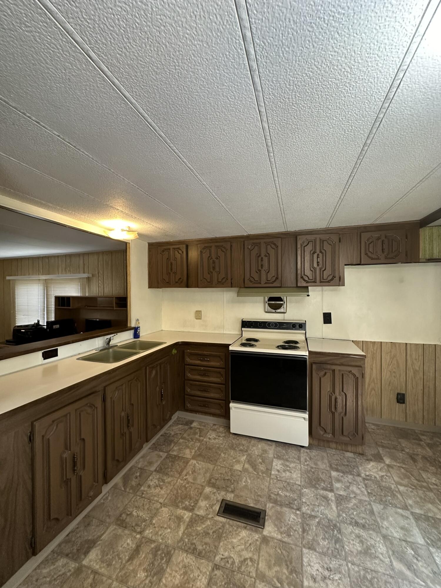 200 SW D Street, 32