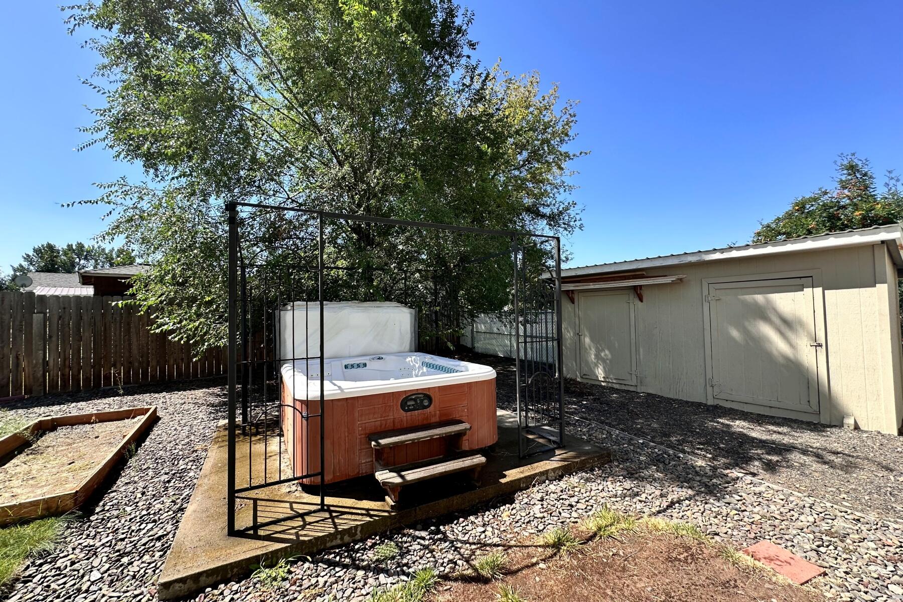 2320 NE Quail Valley Lane