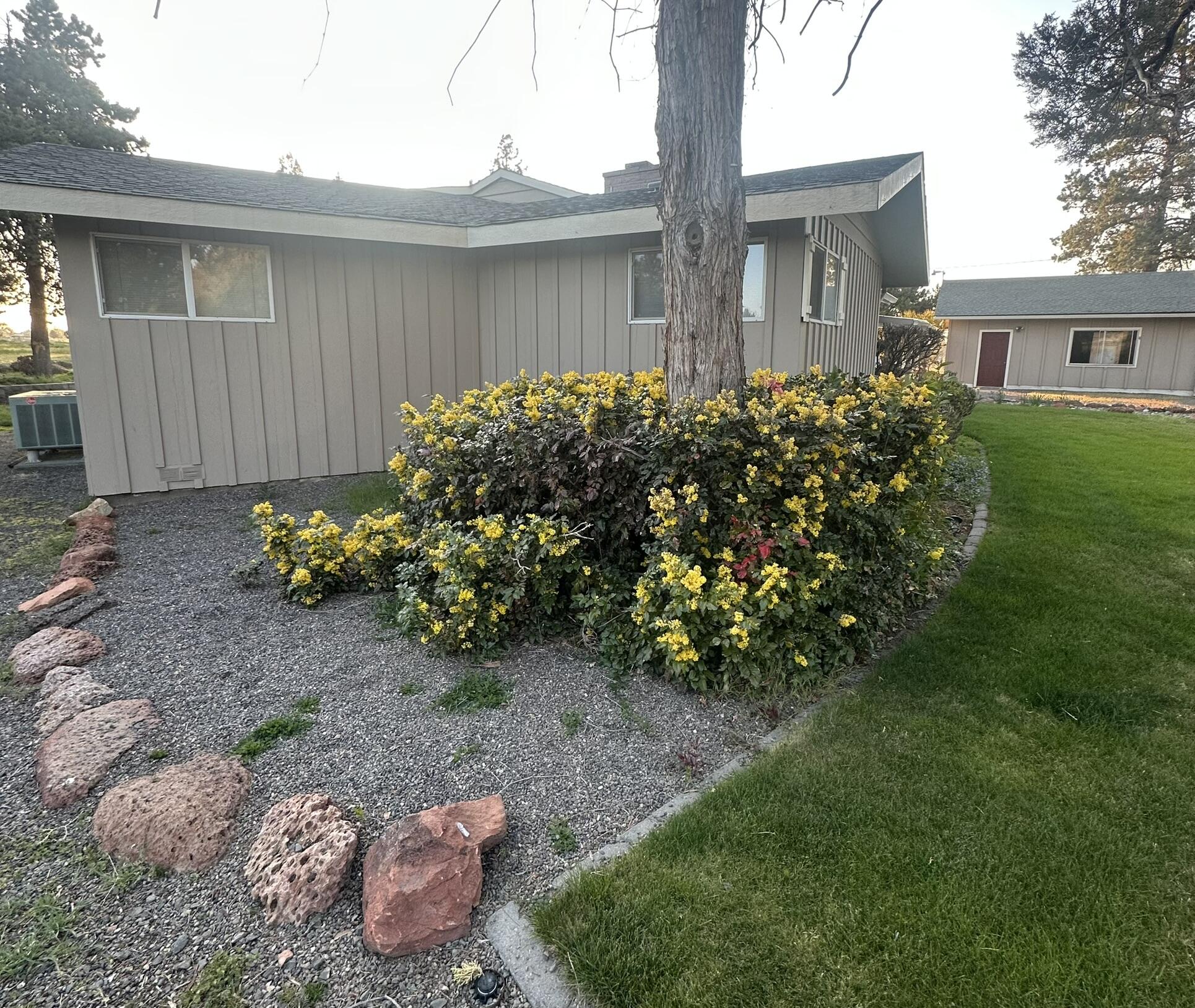 165 SW Crestview Lane