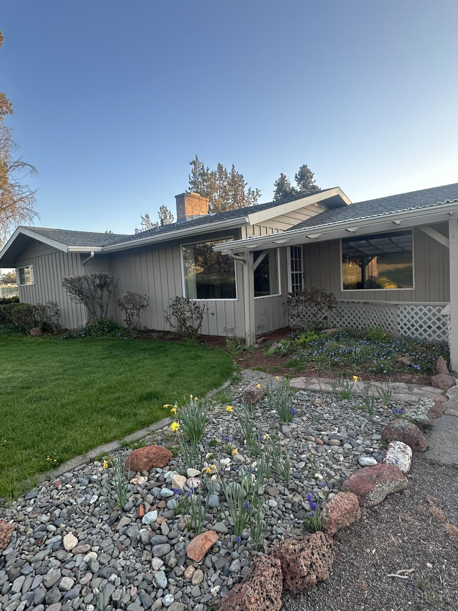 165 SW Crestview Lane
