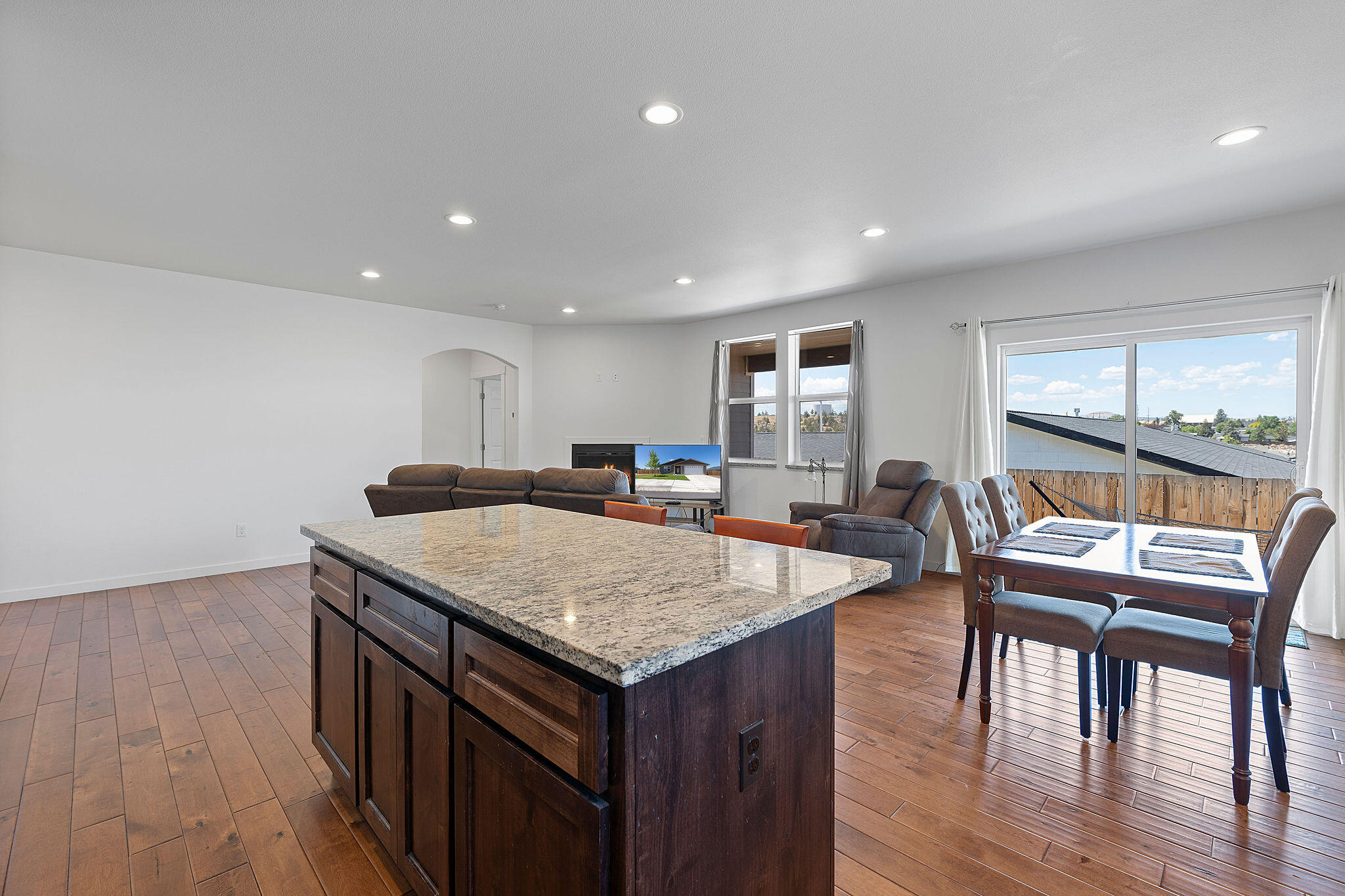 976 SE Maui Lane