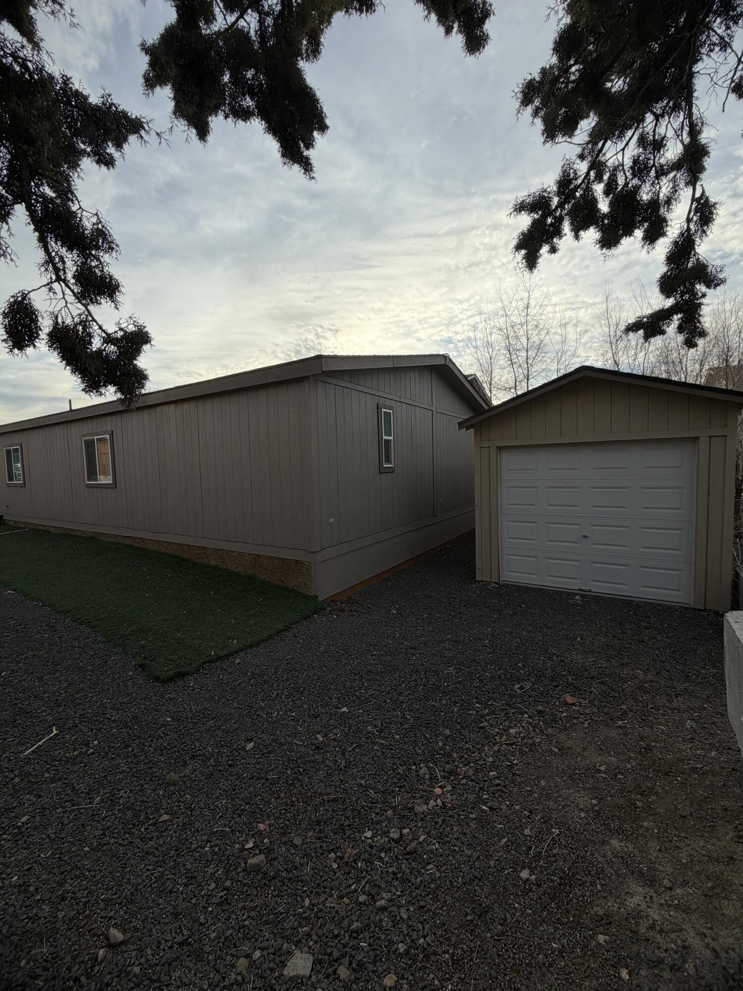 172 SW I Street