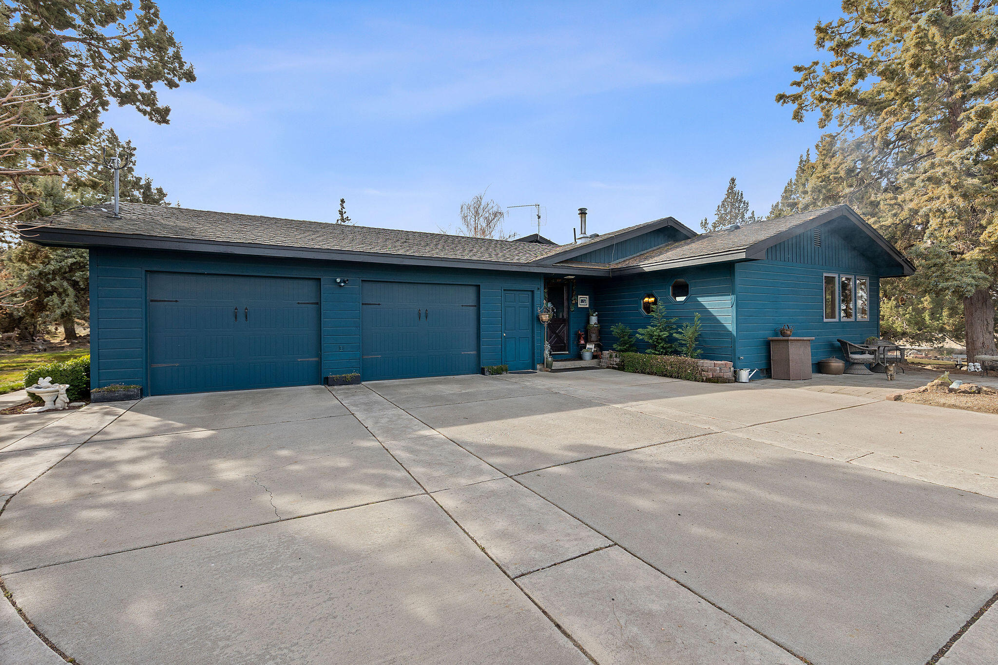 1686 NE Negus Way