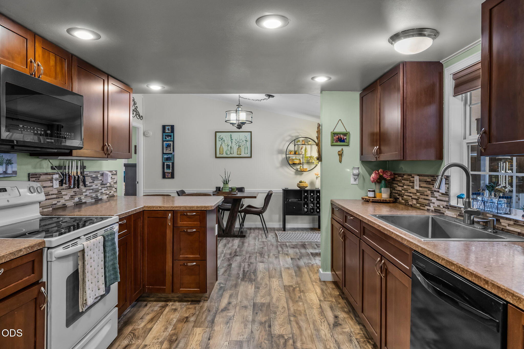 1712 NW Elm Court