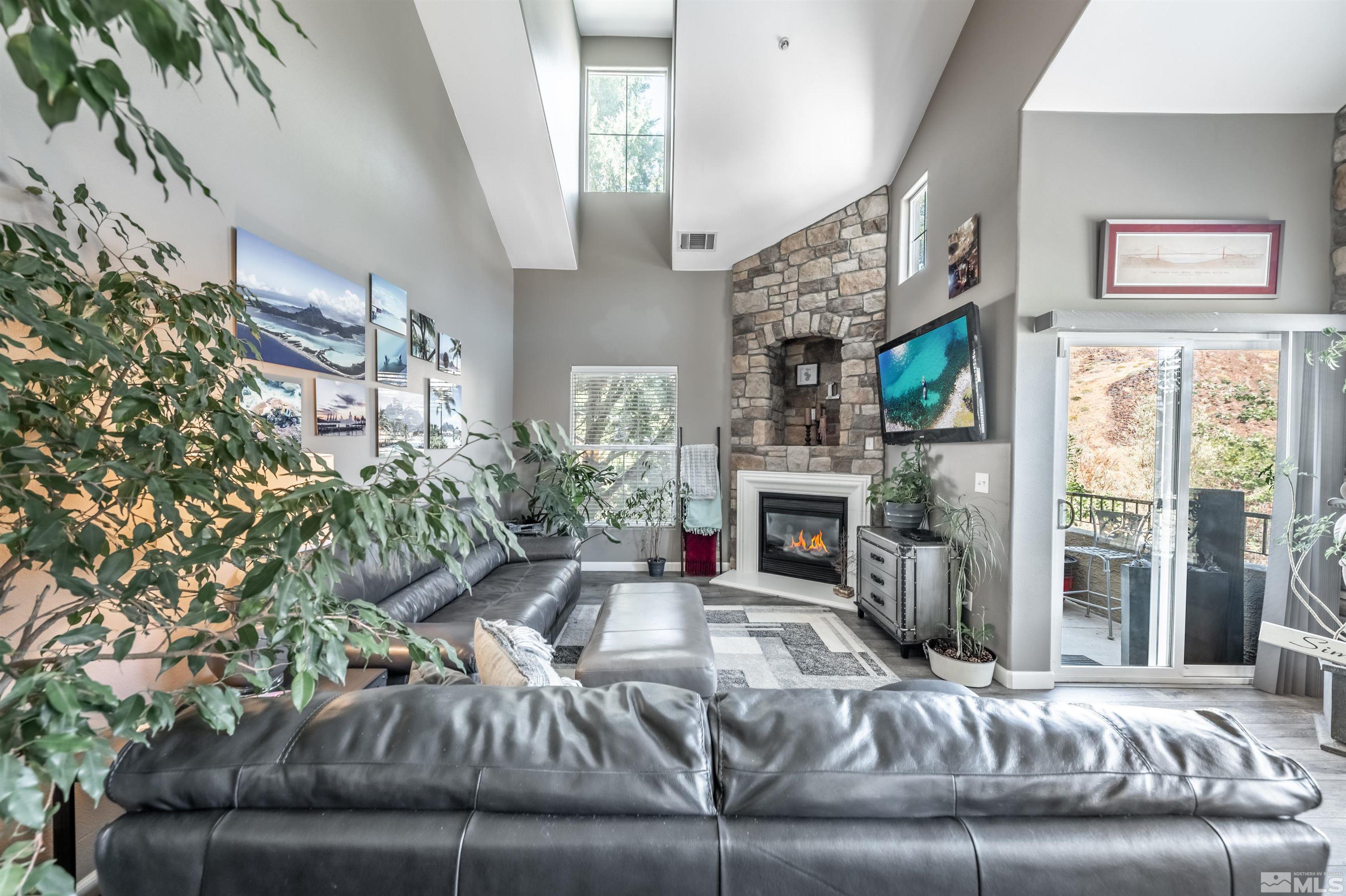 9050 Double R Boulevard, 624