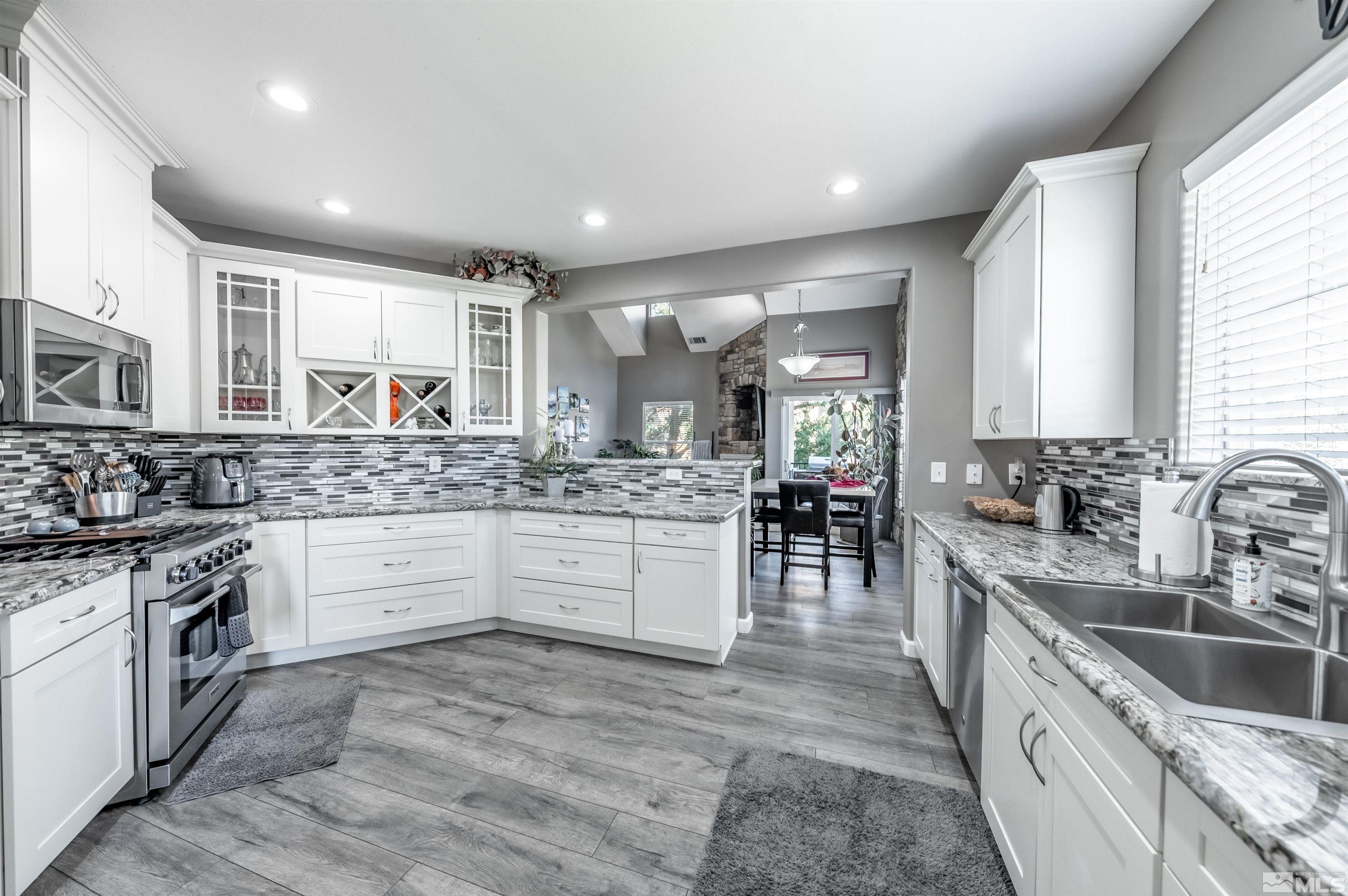 9050 Double R Boulevard, 624