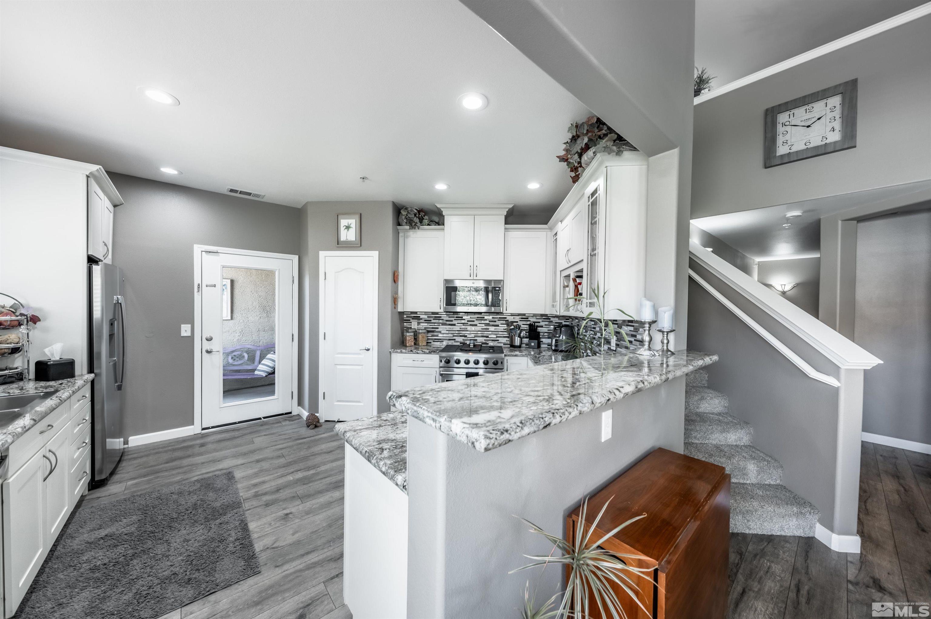 9050 Double R Boulevard, 624