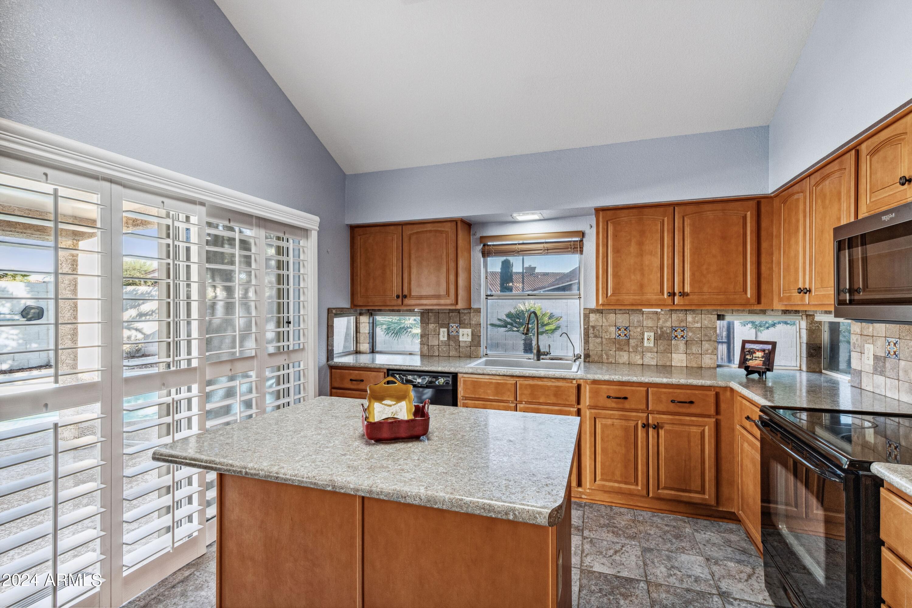 4013 N RANIER