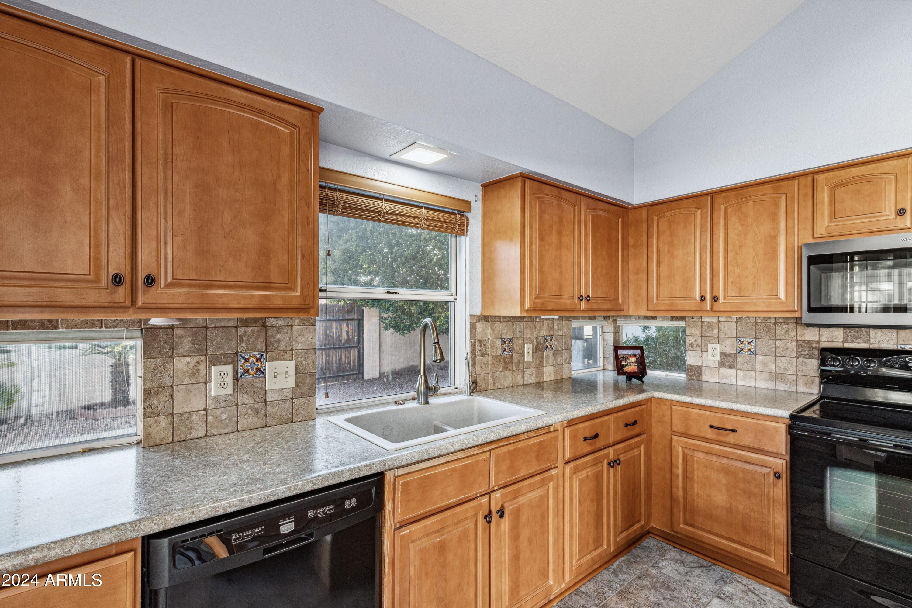 4013 N RANIER