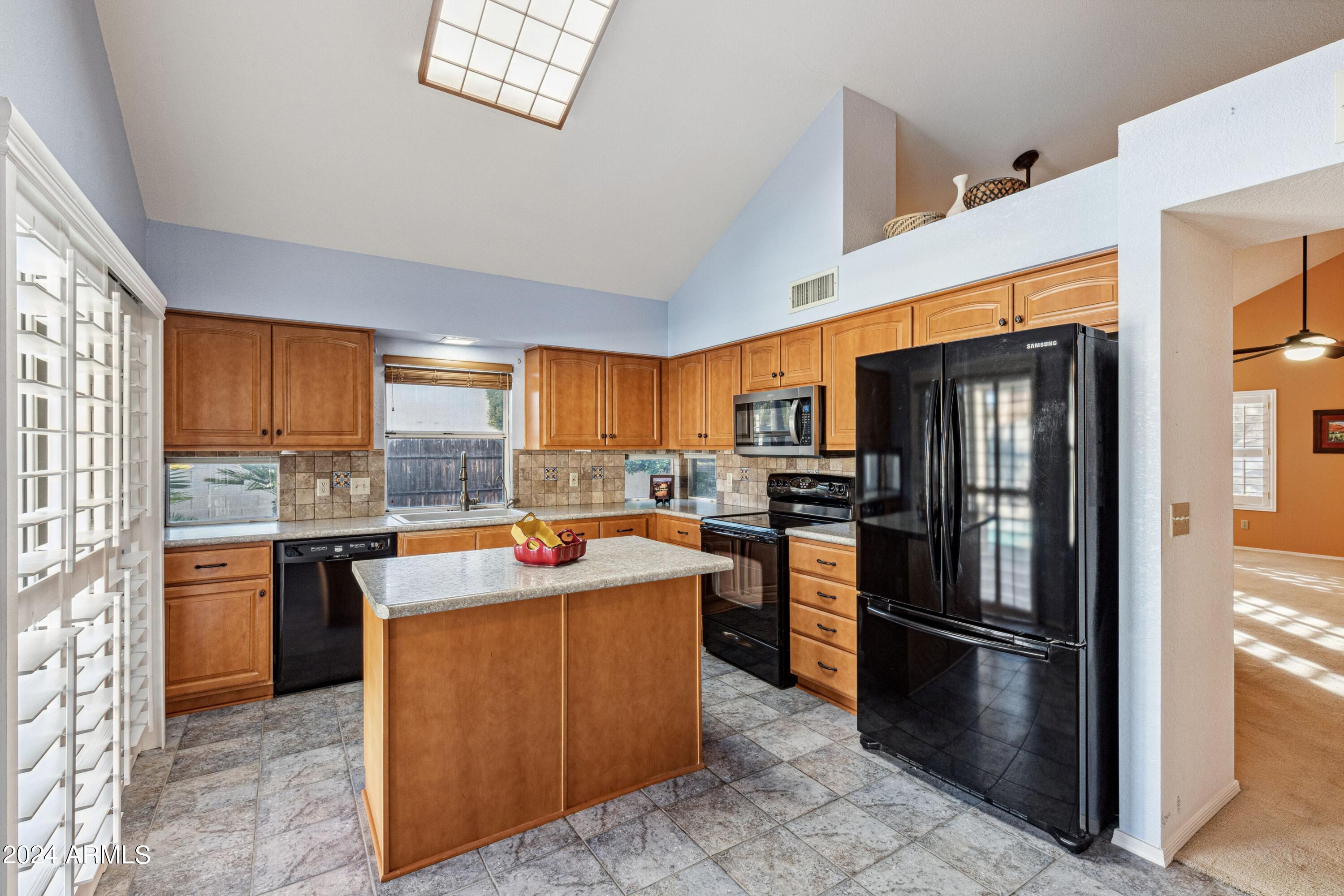 4013 N RANIER
